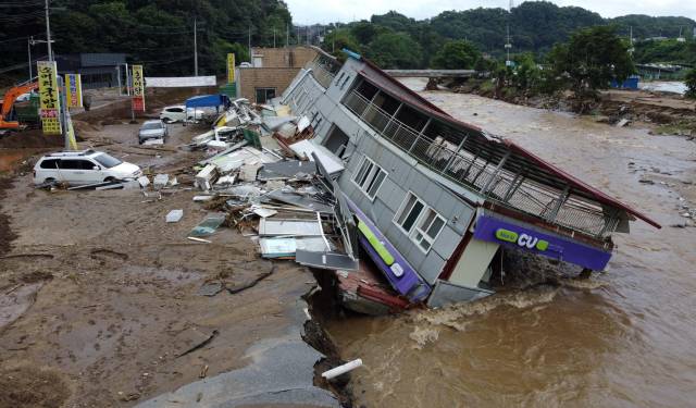 20일 경기도 가평군 조종면 현리 상구별교 인근 건물이 새벽에 내린 폭우로 인해 무너져 있다. 지난 닷새간 중·남부 지역을 덮친 극한호우로 이날 오전 11시 기준 14명이 숨지고 12명이 실종됐다. 이재명 대통령은 호우에 따른 피해 지역을 조속히 특별재난지역으로 선포할 것을 지시했다. 가평=조태형 기자