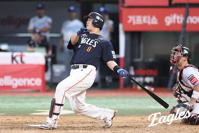 홈런을 치고 있는 한화 노시환. 한화 이글스 제공