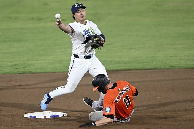 탬파베이 김하성이 20일 미국 플로리다주 탬파의 조지 M 스타인브레너 필드에서 열린 볼티모어와의 홈 경기에서 유격수로 선발 출전해 수비를 하고 있다. AP연합뉴스
