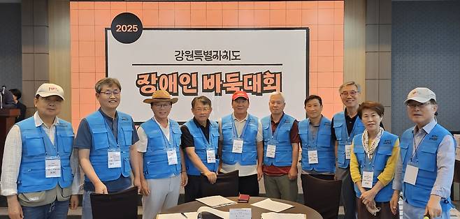 7월 18일 춘천 스카이컨벤션 웨딩에서 실시된 2025년 강원특별자치도 장애인 바둑대회에 운영위원으로 자원봉사활동을 하는 모습