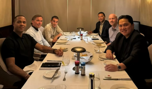 ▲ 에릭 토히르(맨 앞줄 오른쪽) 인도네시아축구협회장은 신태용 감독 경질을 발표하고 고작 닷새 만에 후임 지도자가 올 것이라 밝혀 사실상 \'뒷거래\'를 시인했다. 현직 감독과 관계를 정리하기도 전에 새 사령탑 후보와 면접을 본 사실을 확인시켜줬다. ⓒ 에릭 토히르 SNS