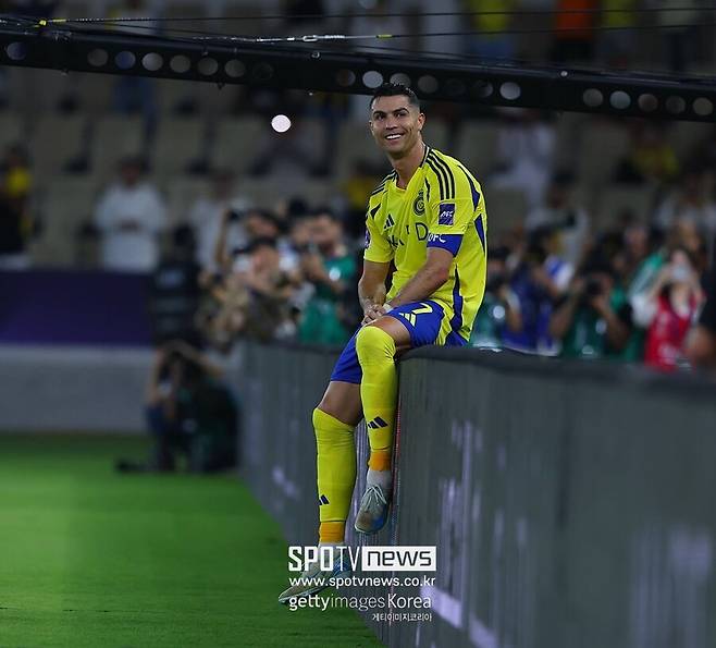 ▲ 피올리 감독이 경질되는데 호날두가 영향을 미쳤다는 보도가 줄을 잇는다. 중동 매체 '쿠오라'는 "피올리 감독이 1년도 안 돼 알 나스르에서 경질됐는데 가장 큰 이유는 호날두"라며 "이번 재계약 협상을 하며 여지없이 행정 업무에 개입했다. 호날두는 새 감독 영입을 재계약 조건으로 내걸었다. 호날두의 바람이 통했다"고 설명했다.