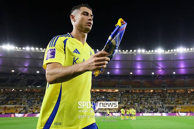 ▲ BBC는 "이미 호날두는 연봉 1억7700만 파운드(약 3299억 원)를 수령하는, 세계에서 가장 많은 돈을 버는 축구 선수였다"며 "적어도 2027년까지 사우디에 머물기로 결정하면서 높은 수익성은 확보했지만 이제 유럽 최고 수준에서 다시 뛰는 건 불가능할 것으로 보인다.