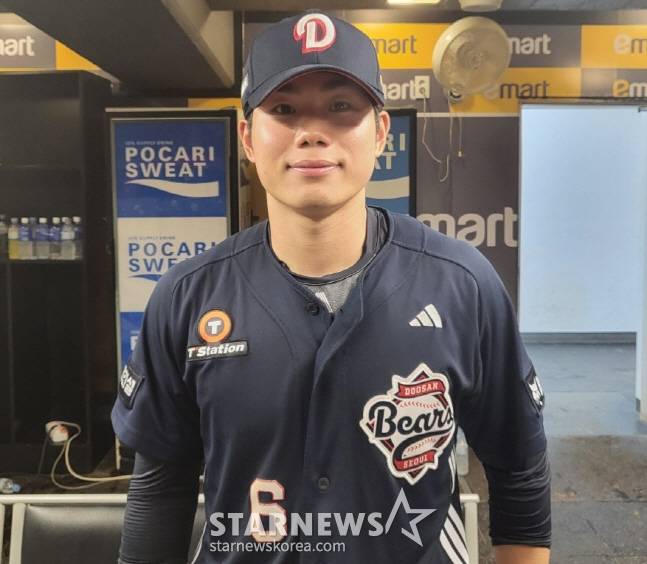 두산 오명진이 19일 SSG전 맹타로 팀 승리를 이끈 뒤 취재진과 인터뷰를 하고 있다. /사진=안호근 기자