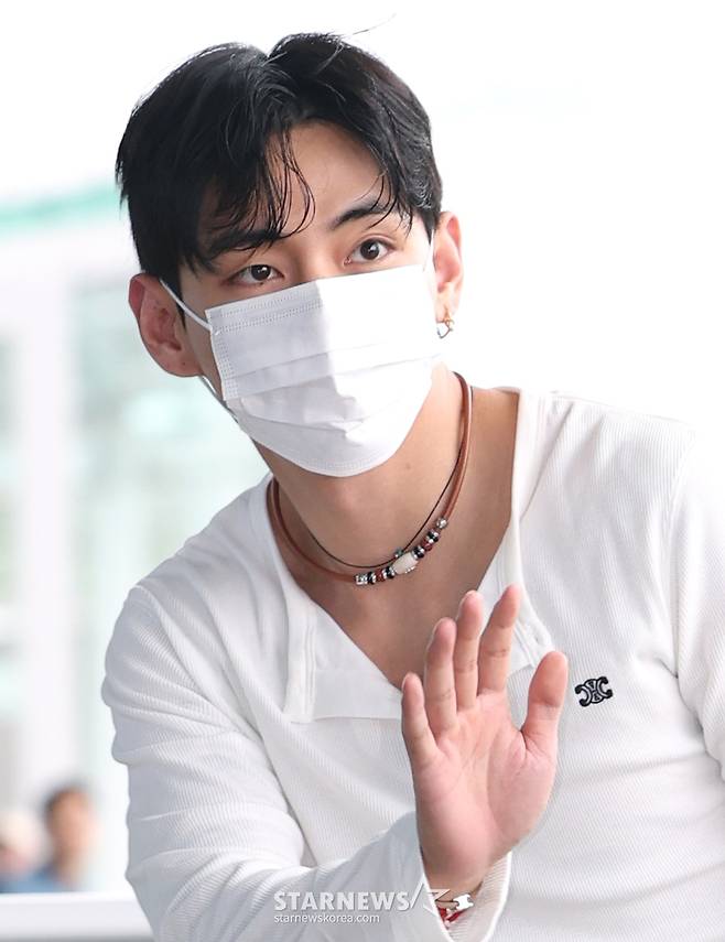 (인천공항=뉴스1) 권현진 기자 = 방탄소년단(BTS) 뷔(본명 김태형)가 해외 일정을 위해 4일 오전 인천국제공항을 통해 출국하고 있다. 2025.7.4/뉴스1 Copyright (C) 뉴스1. All rights reserved. 무단 전재 및 재배포, AI학습 이용 금지. /사진=(인천공항=뉴스1) 권현진 기자