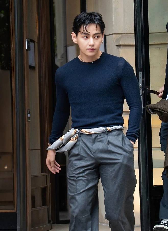 방탄소년단 뷔, '더위 속에서도 매력적으로 빛나는 남자 아이돌'