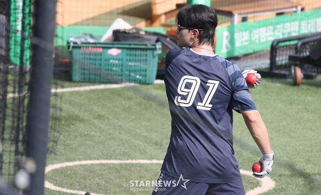 [포토] 윤동희 '구슬땀 흘리며 빨간공 투척'