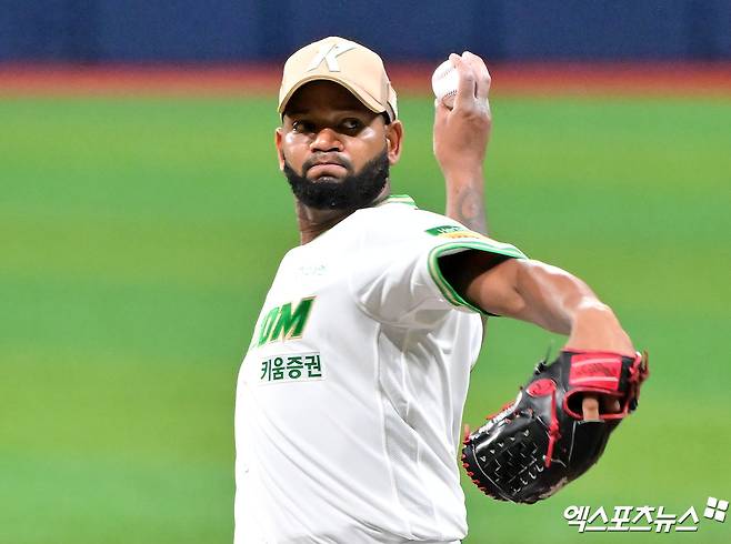 키움 히어로즈 선발투수 라울 알칸타라가 정규시즌 경기에 등판해 역투하고 있다. 엑스포츠뉴스 DB