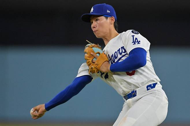 LA 다저스 김혜성이 19일 미국 캘리포니아주 로스앤젤레스의 다저스타디움에서 열린 2025 미국 메이저리그(MLB) 밀워키 브루어스와의 홈경기에 8번타자 겸 2루수로 선발 출전해 2타수 1안타를 기록했다. 8회말 2사에서 대타 에스테우리 루이즈와 교체되면서 더그아웃에서 9회를 지켜봤다. AFP 연합뉴스