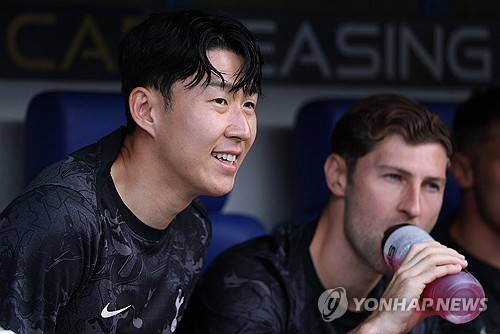 토트넘 홋스퍼의 주장 손흥민이 프리시즌 첫 경기를 소화했다. 아직 몸이 완전히 풀리지 않은 손흥민은 과거 설기현이 활약하기도 했던 잉글랜드 리그 원(3부리그) 소속 레딩을 상대로 후반전에 교체 투입돼 45분간 활약하며 팀의 2-0 승리에 힘을 보탰다. 손흥민은 공격포인트를 올리지 못했으나, 토트넘은 초신성 루카 부슈코비치의 활약을 앞세워 승리를 따냈다. 사진 연합뉴스