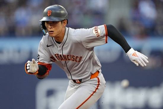 샌프란시스코 자이언츠 이정후가 20일(한국시간) 캐나다 온타리오주 토론토 로저스 센터에서 열린 2025 메이저리그(MLB) 토론토 블루제이스와 원정경기에 7번타자 겸 중견수로 선발 출전, 3타수 무안타로 침묵했다.&nbsp;연합뉴스