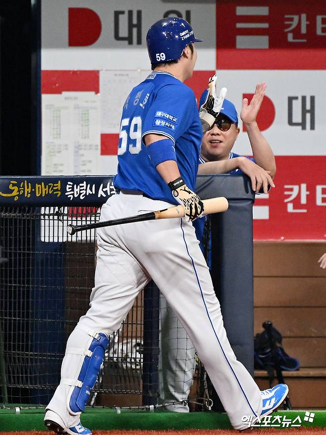 왼쪽부터 삼성 라이온즈 박병호, 박진만 감독. 박병호가 홈런을 치고 들어오자 하이파이브하고 있다. 엑스포츠뉴스 DB