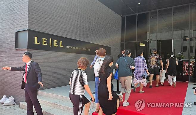 '르엘 리버파크 센텀' 모델하우스 오픈 (부산=연합뉴스) 민영규 기자 = 부산 해운대구 '르엘 리버파크 센텀'의 모델 하우스가 11일 문을 열자 시민이 줄지어 입장하고 있다. 롯데건설 하이엔드 아파트 브랜드 르엘이 서울 이외 지역에서 분양하는 것은 이번이 처음이다. 해운대구 옛 한진CY 부지에 2천70가구 규모로 들어서는 르엘 리버파크 센텀은 오는 21일 특별공급, 22일 1순위, 23일 2순위 순으로 청약을 진행한다. 3.3㎡당 평균 분양가는 4천410만원으로 책정됐다. 2025.7.11 youngkyu@yna.co.kr
※ 사진은 기사와 직접 관련이 없습니다.