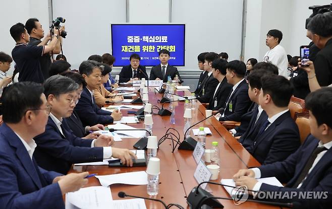 중증·핵심의료 재건을 위한 간담회 (서울=연합뉴스) 김주성 기자 = 14일 서울 여의도 국회 보건복지위원회 소회의실에서 박주민 위원장을 비롯한 위원들이 대한전공의협의회 한성존 신임 비상대책위원장을 비롯한 전공의들과 중증·핵심의료 재건을 위한 간담회를 하고 있다. 2025.7.14 utzza@yna.co.kr