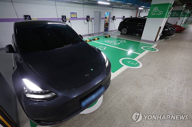 전기차 보조금 확정…테슬라 모델Y 보조금 3분의1 수준↓ (서울=연합뉴스) 서대연 기자 = 환경부가 올해 전기자동차 보급사업 보조금 업무처리 지침을 확정한 20일 서울의 한 전기차 주차장에 차량들이 주차돼 있다. 
    테슬라 모델Y RWD의 올해 보조금은 195만원으로 지난해 514만원에서 62.1% 줄었다. 2024.2.20 dwise@yna.co.kr