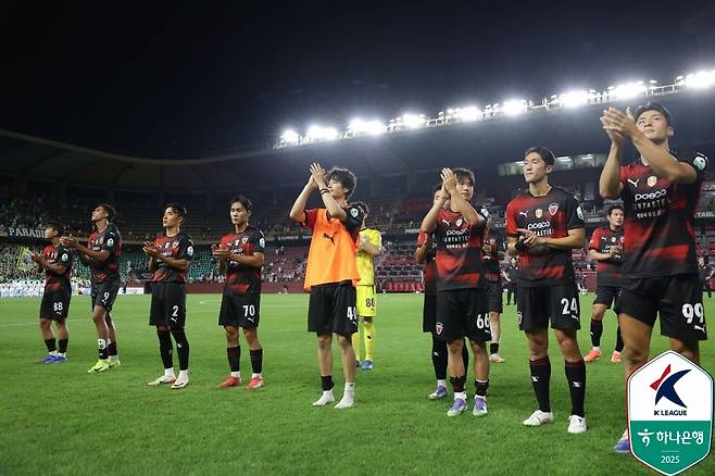 전북과 경기 후 포항 선수들과 홈팬들에게 인사하는 기성용(가운데) [한국프로축구연맹 제공. 재판매 및 DB 금지]