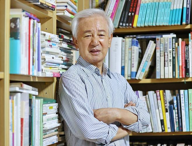 포즈 취하는 김홍신 작가 (서울=연합뉴스) 이재희 기자 = 최근 시집 '그냥 살자'를 출간한 김홍신 작가가 17일 서울 서초구 자택에서 연합뉴스와의 인터뷰에 앞서 포즈를 취하고 있다. 2025.7.20 scape@yna.co.kr