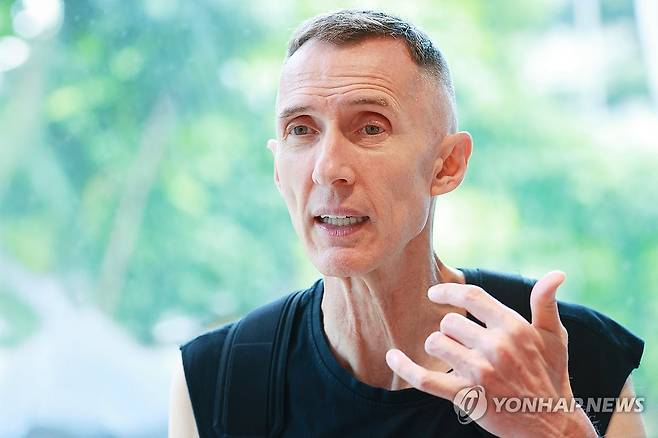 질문에 답하는 마르쿠스 클링코 (서울=연합뉴스) 진연수 기자 = 사진작가 마르쿠스 클링코가 15일 오후 서울 용산구 박여숙화랑에서 열린 국내 첫 개인전 '아이콘들: 데이비드 보위 서거 10주기를 기리며, 그리고 그 너머' 기자간담회에서 질문에 답하고 있다.