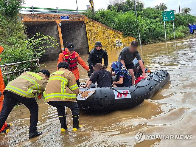 침수로 고립된 마을 주민 구조하는 소방대원들 (서울=연합뉴스) 19일 오후 경남 의령군 대의면 집중호우로 인해 마을이 침수돼 출동한 소방대원들이 보트를 이용해 건물에 고립된 마을 주민을 구조하고 있다. 2025.7.19 
    [소방청 제공. 재판매 및 DB 금지] hkmpooh@yna.co.kr