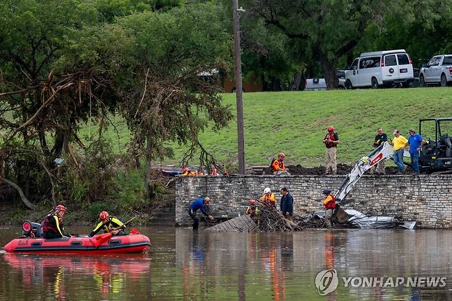 텍사스 홍수 실종자 수색 작업 모습 [AFP=연합뉴스. 재판매 및 DB금지]