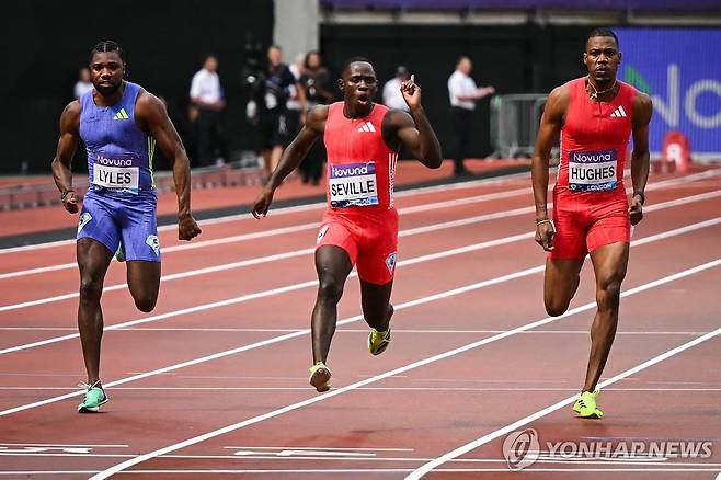 세빌, 런던 다이아몬드리그 남자 100ｍ 우승 (런던 AFP=연합뉴스) 세빌(가운데)이 19일(현지시간) 영국 런던에서 열린 2025 세계육상연맹 런던 다이아몬드리그 남자 100ｍ 경기에서 가장 먼저 결승선을 통과하고 있다, 왼쪽이 라일스.