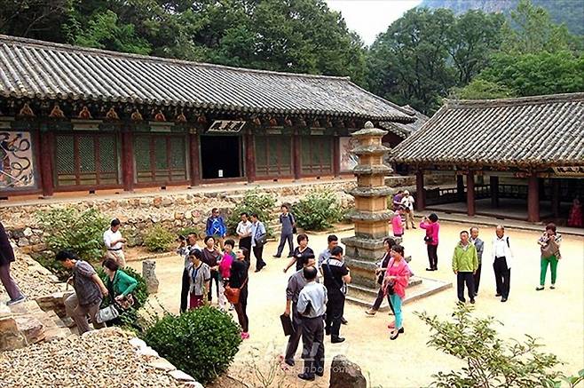 황해북도 정방산유원지 (서울=연합뉴스) 재일본조선인총연합회 기관지 조선신보는 20일 '정방산을 찾는 관광객들의 희열' 기사에서 자사 기자가 북한 관광업체인 모란봉관광사의 손님들과 동행해 정방산유원지를 여행한 취재기를 실었다. 매체는 정방산성과 성불사 등 관광 포인트를 상세히 소개했다. 2025.7.20 [조선신보]