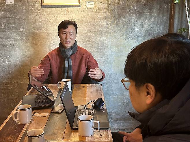 하혁준 라오스 축구대표팀 감독 (서울=연합뉴스) 안홍석 기자 = 하혁준 라오스 축구대표팀 감독이 2일 서울 시내의 한 카페에서 기자들과 차담회를 갖고 있다. 2025.1.2