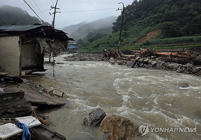 산청군 폭우 여파 (산청=연합뉴스) 20일 경남 산청군 한 마을 일대가 전날 내린 폭우 영향으로 훼손돼 있다. 2025.7.20 [독자 제공. 재판매 및 DB 금지]
