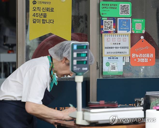 정부 민생회복 소비쿠폰 지급계획 발표 (서울=연합뉴스) 류영석 기자 = 정부가 민생회복 소비쿠폰 1차 지급계획을 발표한 6일 서울의 한 전통시장 점포에 기존 골목경제 소비 활성화를 위한 온누리상품권 가맹 팻말이 붙어 있다.
    경기 진작을 위한 이재명 정부의 첫 민생회복 소비쿠폰 신청과 지급이 이달 21일부터 9월 12일까지 8주간 이뤄진다. 2025.7.6 ondol@yna.co.kr