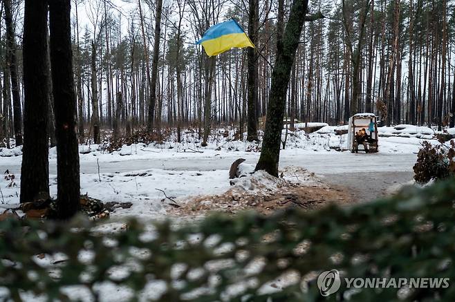 우크라이나 숲에 꽂혀 있는 우크라이나 국기 [로이터=연합뉴스 재판매 및 DB 금지]