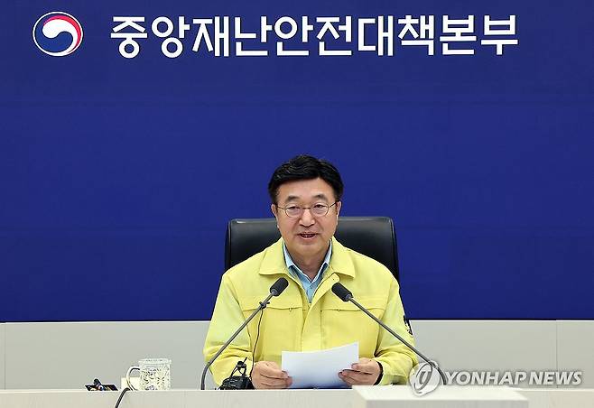 윤호중 행안부 장관, "호우피해 범정부 복구대책지원본부 가동" (세종=연합뉴스) 배재만 기자 = 윤호중 행정안전부 장관(중앙재난안전대책본부장)이 20일 정부세종청사 중앙재난안전상황실에서 열린 호우 대처 중앙재난안전대책본부 회의를 주재하고 있다. 2025.7.20 scoop@yna.co.kr