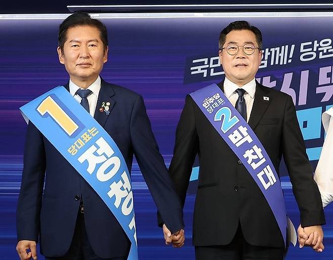 민주당 영남권 합동연설회 (서울=연합뉴스) 김주성 기자 = 더불어민주당 정청래·박찬대 당대표 후보가 20일 서울 여의도 당사에서 열린 8·2 전당대회 순회 경선 영남권 합동연설회에서 손을 잡고 인사하고 있다.
    2025.7.20 utzza@yna.co.kr