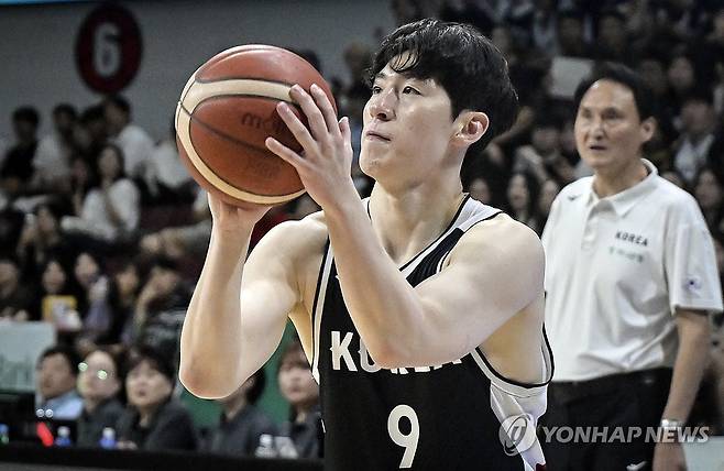 이정현 3점슛 시도 (서울=연합뉴스) 20일 경기도 안양정관장아레나에서 열린 하나은행 초청 2025 남자농구 국가대표 평가전 카타르와의 경기에서 이정현이 3점슛을 시도하고 있다. 2025.7.20 [대한민국농구협회 제공, 재판매 및 DB 금지] photo@yna.co.kr