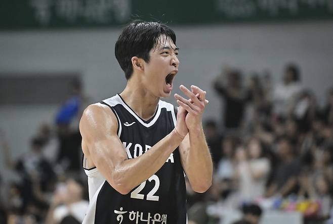 박수치는 여준석 [대한민국농구협회 제공. 재판매 및 DB 금지]