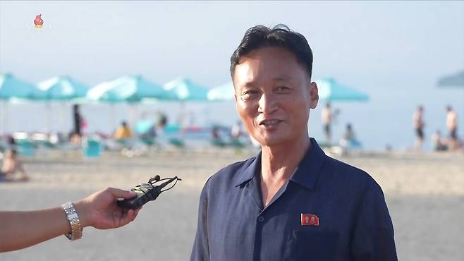 원산갈마해안관광지구 관리자 "외국 손님은 안 받는다" (서울=연합뉴스)  원산갈마해안관광지구의 한 관리자는 20일 조선중앙TV에 출연해 "외국 관광손님들을 잠정적으로 받지 않는 상태"라고 말했다. 2025.7.20 [조선중앙TV 캡처]