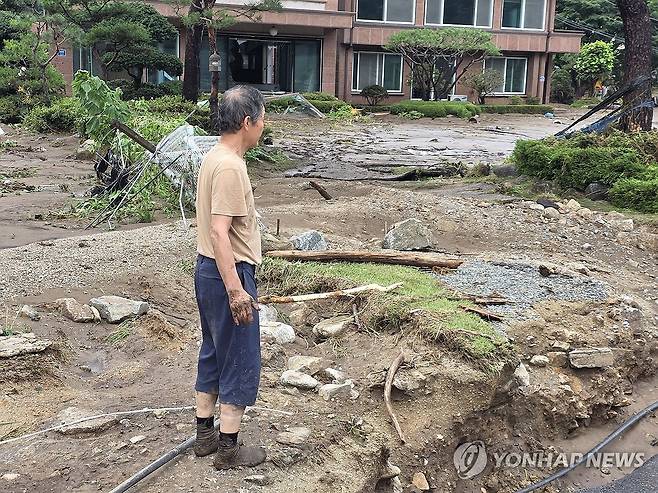 물폭탄에 망연자실한 주민 (가평=연합뉴스) 심민규 기자 = 20일 오후 경기도 가평군 조종면에서 한 주민이 새벽 시간에 쏟아진 폭우로 파손된 주택을 바라보고 있다. 2025.7.20 wildboar@yna.co.kr