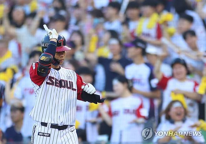 문성주 '동점에 이어 역전까지' (서울=연합뉴스) 김도훈 기자 = 20일 서울 잠실야구장에서 열린 프로야구 2025 신한 SOL 뱅크 KBO리그 롯데 자이언츠와 LG 트윈스 경기. 5회말 2사 3루 LG 문성주가 역전 적시타를 쳐낸 뒤 세리머니를 하고 있다. 2025.7.20 superdoo82@yna.co.kr