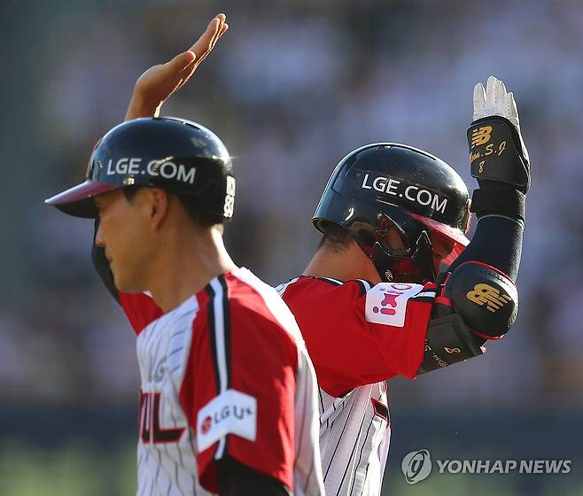 동점 홈런 주인공 문성주 (서울=연합뉴스) 김도훈 기자 = 20일 서울 잠실야구장에서 열린 프로야구 2025 신한 SOL 뱅크 KBO리그 롯데 자이언츠와 LG 트윈스 경기. 1회말 1사 LG 문성주가 동점 솔로 홈런을 쳐낸 뒤 정수성 코치와 하이파이브를 하고 있다. 2025.7.20 superdoo82@yna.co.kr