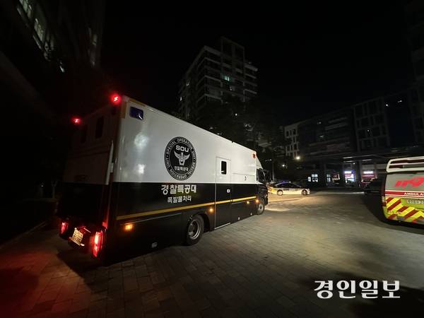 20일 오후 10시30분께 인천 송도국제도시 한 아파트 단지에서 아들을 총으로 쏜 남성이 경찰에 붙잡혔다. 사진은 사건이 발생한 아파트 단지에 경찰특공대가 출동한 모습. 2025.7.20 /조경욱기자 imjay@kyeongin.com