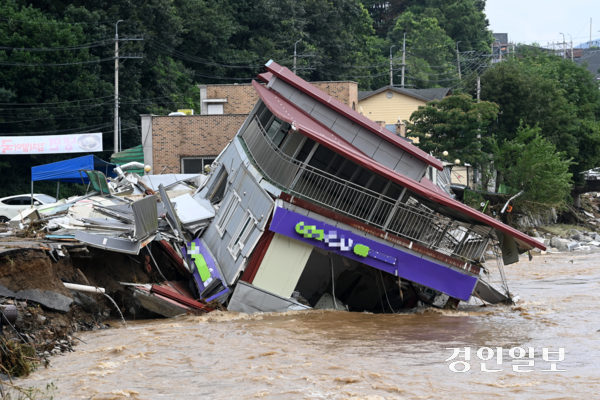 20일 새벽에 내린 집중호우로 산사태가 발생한 가평군 조종면 청군로의 한 건물이 무너져 있다. 2025.7.20 /최은성기자 ces7198@kyeongin.com