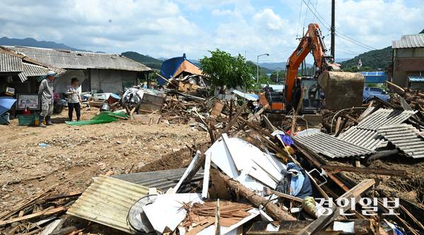 지난 20일 새벽에 내린 집중호우로 가평군 일대가 큰 수해 피해를 입은 가운데, 21일 가평 지역 곳곳에서 복구 작업이 진행되고 있다. 2025.7.21 /최은성기자 ces7198@kyeongin.com