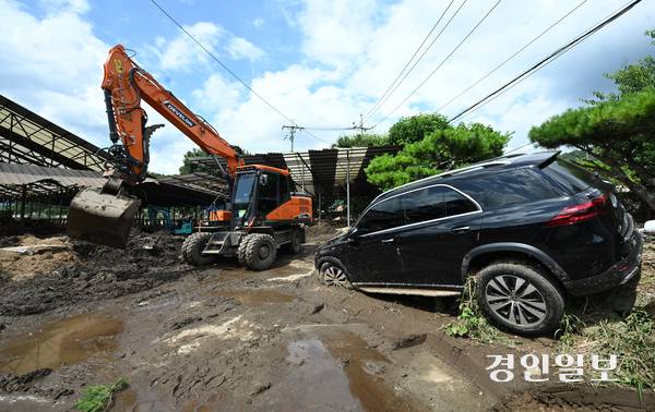 지난 20일 새벽에 내린 집중호우로 가평군 일대가 큰 수해 피해를 입은 가운데, 21일 가평 지역 곳곳에서 복구 작업이 진행되고 있다. 2025.7.21 /최은성기자 ces7198@kyeongin.com