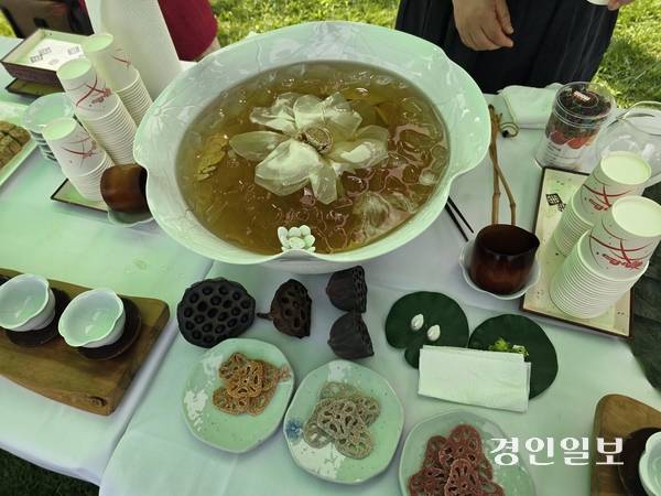 시흥 관곡지에서 생산된 연으로 만든 차 2025.7.5 시흥/김성주기자 ksj@kyeongin.com