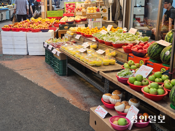 과일들이 진열돼 있는 수원 못골시장의 한 과일가게. 2025.7.21 /김지원기자 zone@kyeongin.com