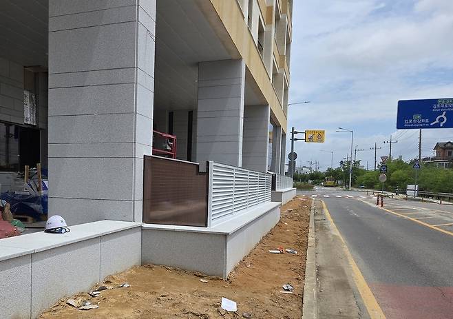 ▲ 김포시 운양동 일대에 신축 중인 건물 인근 보도 폭이 90㎝ 수준에 불과해 보행자 안전이 위협받고 있다.