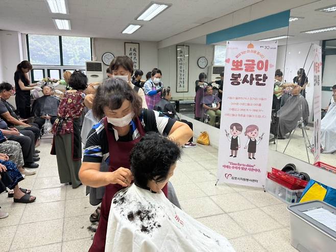 주택관리공단 김포마송단지 주거행복지원센터에서 이·미용 서비스를 진행하고 있다. 사진=주택관리공단