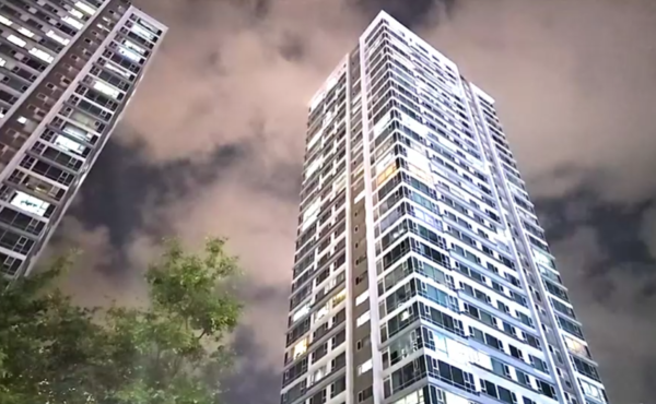 송도 한 아파트 단지에서 총기 사고로 추정되는 신고가 접수돼 경찰과 소방이 현장 대응에 나섰다. [사진=독자 제공]