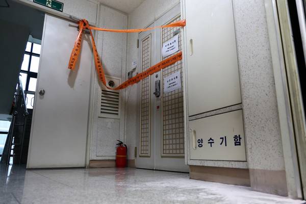 21일 인천에서 사제 총기를 발사해 가족을 숨지게 한 피의자의 주거지에 폴리스 라인이 설치돼 있다. [사진=연합뉴스]