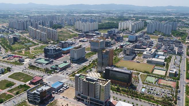 충북혁신도시 전경. 2018년 3단계 사업까지 모두 준공됐고 총 11개의 공공기관이 입주해 있다. 충북도 제공
