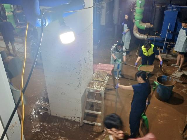 충남보건환경연구원 직원들이 지하주차장과 지하 전기실을 정리하고 있다. 사진-권혁조 기자.